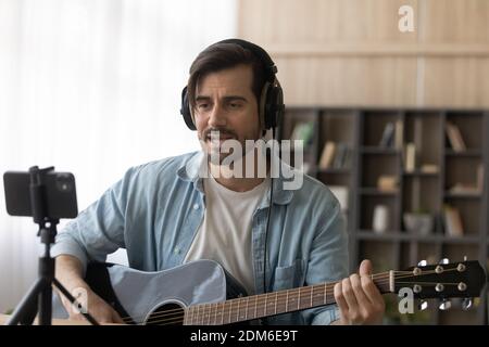 Un artiste millénaire joue de la guitare et enregistre de la vidéo Banque D'Images