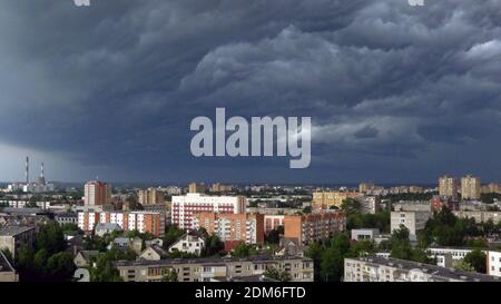 Le cumulonimbus est un impressionnant nuage de tempête sur le paysage urbain de Kaunas, en Lituanie Banque D'Images