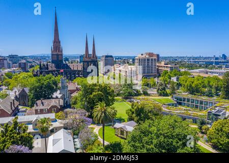 Cathédrale Saint-Patrick vue derrière les jardins du Parlement à Melbourne, en Australie Banque D'Images