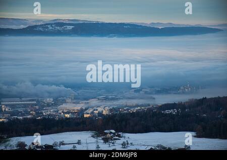 morning mood in a swiss village, the fog envelops the houses, the fog engulfs part of hinwil zurich oberland Banque D'Images