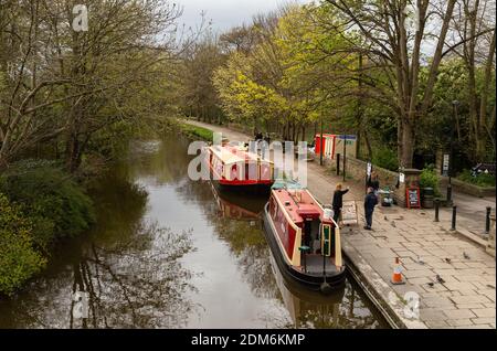 Des barges amarrées sur le canal de Leeds Liverpool à Saltaire, dans le Yorkshire, en Angleterre. Banque D'Images