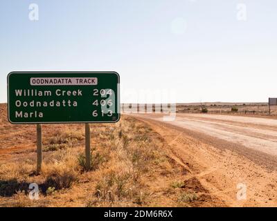 Oodnadatta Track distance signez kilomètres, Marree, Australie méridionale Banque D'Images