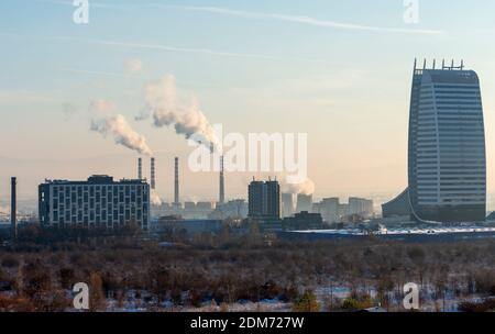 Sofia Bulgarie centrale ou centrale fumant les cheminées le matin de congélation, Europe de l'est, Balkans, UE. Banque D'Images