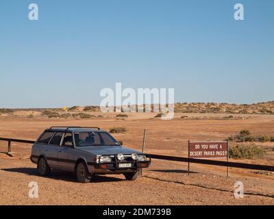 Rappel : achetez un laissez-passer pour les parcs nationaux sur la piste d'Oodnadatta, lac Eyre Sud, Australie méridionale. Banque D'Images