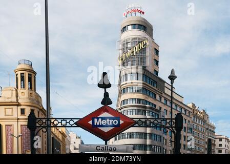 MADRID, ESPAGNE - 01 décembre 2019: Madrid, Espagne - 1 novembre 2019: Panneau de métro à la station de métro Callao contre le bâtiment Capitol en arrière-plan à Gran via Banque D'Images