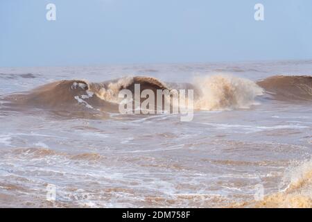 TEL AVIV, ISRAËL - DÉCEMBRE 16 : écrasement des vagues au-dessus du quai du Vieux-Port le 16 décembre 2020 à tel Aviv, Israël. Banque D'Images