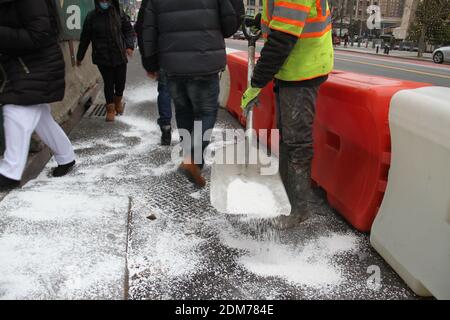 New York, États-Unis. 16 décembre 2020. NOVA YORK (EUA), 16/12/2020 - NOVA YORK se PREPARADO PARA NEVE FORTE -Trabalhadores sao vistos cobrindo calcadas e ruas com cristais de areia para evitar que as pessoas e carros caiam e escorreguem.Ha tativa de neve forte caem Nova York. Crédit: Niyi Fote/TheNEWS2/ZUMA Wire/Alay Live News Banque D'Images