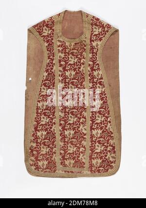 Chasuble, Moyen: Coton technique: Bloc de résistance imprimé, chasuble imprimé dans une couleur rouge brique terne montrant un dessin de vigne et de fleur. Les fleurs ressemblant à des tulipes sont de taille naturelle et présentent une décoration intérieure vert et rouge foncé délavée avec une tresse de couleur naturelle d'un pouce de large et un tissu doré plat. Tapissé de linge verni de couleur rose. Espagne, fin du XVIIe ou début du XVIIIe siècle, tissus imprimés, teints et peints, à mâcher Banque D'Images