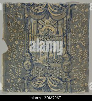Textile, Moyen: Coton technique: Rouleau imprimé sur tissu Uni, textile bleu et blanc avec des bandes verticales de branches fleuries qui alternent avec des scènes de fenêtres élaborées et tendance. Une fenêtre a des panneaux qui s'ouvrent sur un lac avec trois personnes dans un bateau tandis qu'un couple marche le long de la rive. L'autre fenêtre a un traitement de fenêtre élaboré de glands et de swags avec une grande urne de fleurs devant. Deux grands vases avec des scènes de style chinoiserie se trouvent de chaque côté de la fenêtre ouverte., Angleterre, 1810–1820, textiles imprimés, teints et peints, textile Banque D'Images