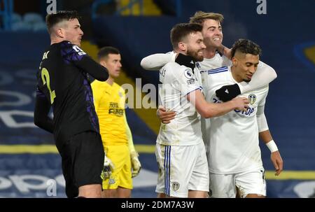 Stuart Dallas (au centre), de Leeds United, célèbre le troisième but de sa partie avec ses coéquipiers et Ciaran Clark (à gauche), de Newcastle United, semble frustré lors du match de la Premier League à Elland Road, Leeds. Banque D'Images