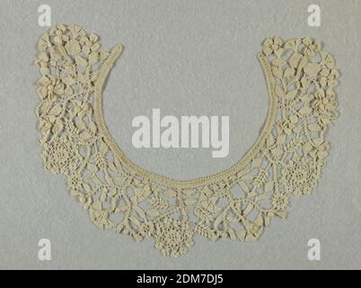 Collier, Moyen: lin technique: Aiguille fait nouage appelé bebilla ou oya, Collar avec un dessin de plantes à fleurs, œillets et roses., dinde, 19e siècle, noué, tricoté et crochetés textiles, Collar Banque D'Images