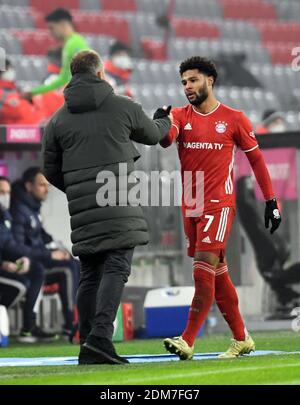 Ville de Munich, Allemagne. 16 décembre 2020. Firo: 16.12.2020, football, 1. Bundesliga, saison 2020/2021, FC Bayern Munich Muenchen - VfL Wolfsburg Serge Gnabry FC Bayern Munich coach Hansi Flick FC Bayern Munich crédit: Martin Hangen/Pool/via firo Sportphoto pas de transfert aux utilisateurs secondaires dans les 48 heures! • la réglementation DFL interdit toute utilisation de photographies comme séquences d'images et/ou quasi-vidéo • usage éditorial SEULEMENT | usage dans le monde entier/dpa/Alamy Live News Banque D'Images