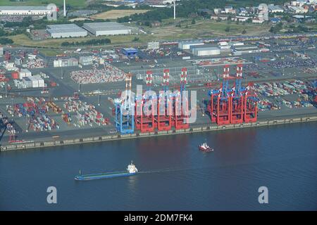 BREMERHAVEN, ALLEMAGNE - 31 août 2020: Vue aérienne des grues de chargement dans le port industriel de Bremerhaven Allemagne - tir d'un avion Banque D'Images