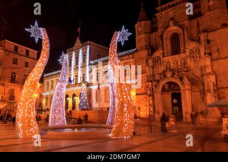 Coimbra, Portugal - 1 décembre 2020: Les lumières de Noël à Praça 8 de Maio à Coimbra, Portugal, en arrière-plan l'église de Santa Cruz. Banque D'Images