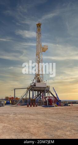 NEUQUEN, ARGENTINE - 22 mai 2020 : Vaca Muerta, Argentine, 23 décembre 2014 : extraction de pétrole non conventionnel. Batterie de chariots de pompage pour hydraulique Banque D'Images