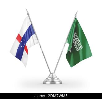 Drapeaux de table de l'Arabie Saoudite et des Antilles néerlandaises isolés sur blanc Rendu 3D Banque D'Images