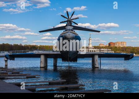 Un hydravion sur le réservoir Khimki à Moscou Banque D'Images