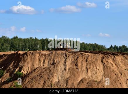 La lame a récupéré le paysage autour de la fosse ouverte. Processus de restauration des terres. La remise en état de la mine a lieu une fois que l'extraction du sable est terminée. Soft FO Banque D'Images