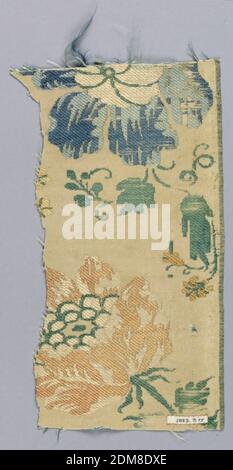 Fragment, Moyen: Soie technique: Tissé, blanc nervuré sol en soie avec incomplet motif floral à grande échelle brocardé en bleu, vert, et rose., Italie, 18ème siècle, textiles tissés, fragment Banque D'Images