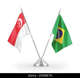 Drapeaux de table du Brésil et de Singapour isolés sur le rendu 3D blanc Banque D'Images