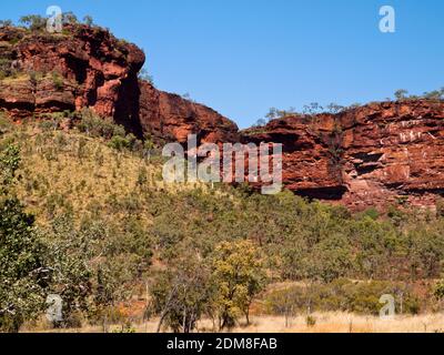 Falaises de grès près de la Victoria Highway, territoire du Nord, près de la frontière de l'Australie occidentale. Les marques blanches sont le guano des rapaces nicheurs. Banque D'Images