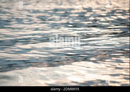 coucher de soleil gros plan sur l'eau Banque D'Images