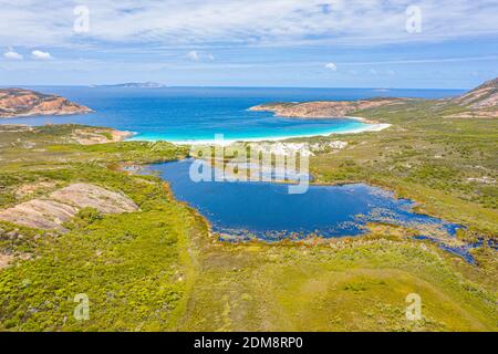 Vue aérienne de la baie Hellfire près d'Esperance vue pendant une journée nuageux, Australie Banque D'Images