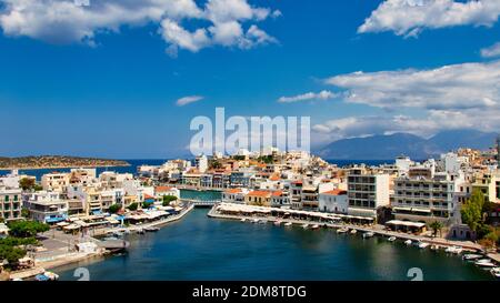 Vue sur le port d'Agios Nikolaos en Grèce Banque D'Images