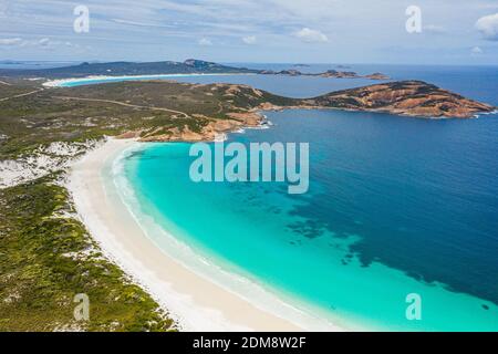 Vue aérienne de la baie Hellfire près d'Esperance vue pendant une journée nuageux, Australie Banque D'Images