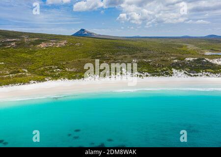 Vue aérienne de la baie Hellfire près d'Esperance vue pendant une journée nuageux, Australie Banque D'Images