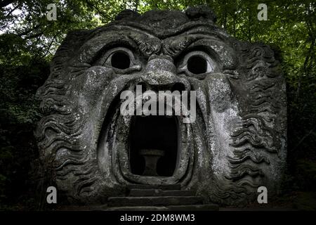 Une sculpture à l'Orcus Mouth dans le célèbre Parco Dei Mostri Italie Banque D'Images