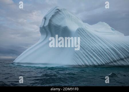 Iceberg dans l'eau au large de la côte, près de Tasiilaq, est du Groenland Banque D'Images