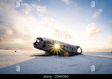 Islande Solheimasandur DC-13 accident d'avion au lever du soleil en hiver Banque D'Images