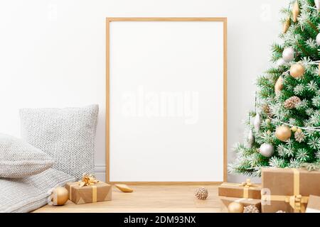 Maquette murale intérieure avec cadre photo vertical en bois, oreillers et sapin de noël et décoration. Rendu 3D. Banque D'Images