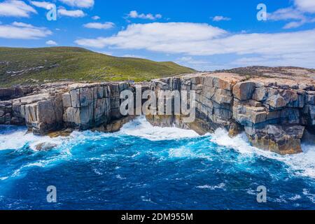 Pont naturel au parc national de Torndirrup, Australie Banque D'Images