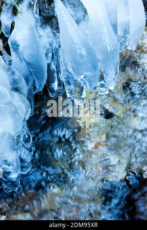 détail des glaçons le long du petit ruisseau Banque D'Images