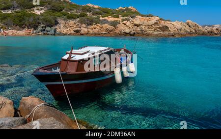 Petit bateau en bois en Sardaigne Banque D'Images