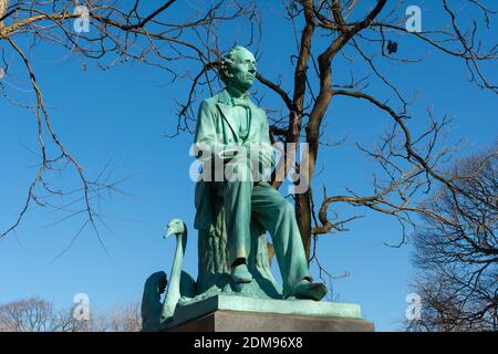 Chicago, Illinois / États-Unis - 9 décembre 2020 : statue de Hans Christian Andersen à Lincoln Park, le matin d'hiver. Banque D'Images