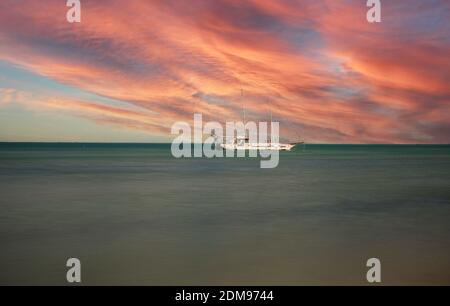 Naufrage au large de la côte d'Anna Maria Beach au coucher du soleil sur l'île d'Anna Maria, Floride. Banque D'Images