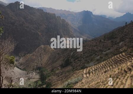 Terrasses agricoles sur le flanc de la montagne Patacancha dans les Andes, dans la région de Cusco au Pérou, en Amérique du Sud Banque D'Images