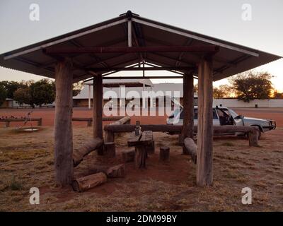 Table de pique-nique, Tilmouth Well Roadhouse, Tanami Road, territoire du Nord. Galahs sont sur un poteau en bois dans le fond gauche. Banque D'Images