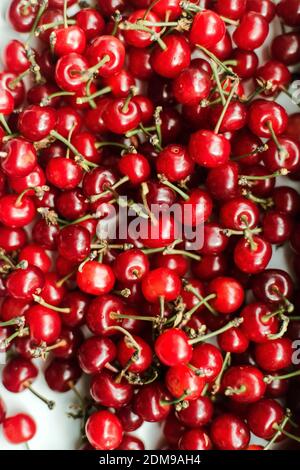 Vue en hauteur des cerises sur la table Banque D'Images