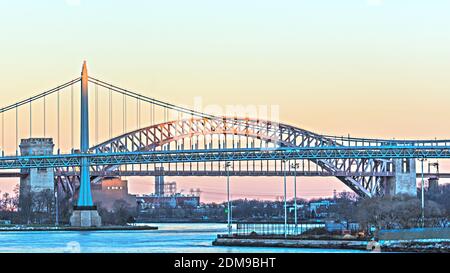 Lune brillante s'élevant au-dessus des ponts de la ville de New York Banque D'Images