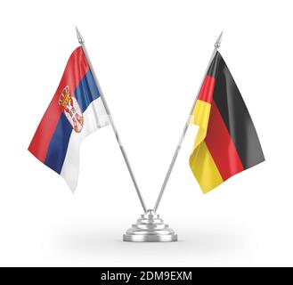 Drapeaux de table de l'Allemagne et de la Serbie isolés sur le rendu 3D blanc Banque D'Images