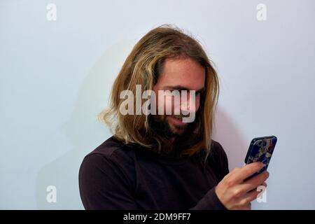 Un gros plan d'un jeune homme avec beau long cheveux et barbe Banque D'Images