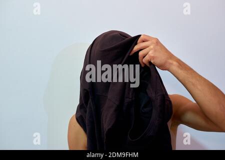 Gros plan d'un homme avec un morceau de vêtements sur la tête Banque D'Images