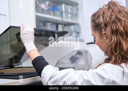 Jeune scientifique travaillant dans un laboratoire avec une centrifugeuse. Concept de recherche en laboratoire. Banque D'Images