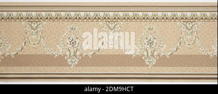 Frieze, papier imprimé à la machine, sur un sol beige et brun clair avec de minuscules vignes florales, une rangée de guirlandes en vert clair, marron et blanc. Ci-dessus, rangée de perles de strung, moulure d'oeufs et de fléchettes, et motif de perles et de bobines., États-Unis, 1905–1915, Wallcoverings, Frieze Banque D'Images