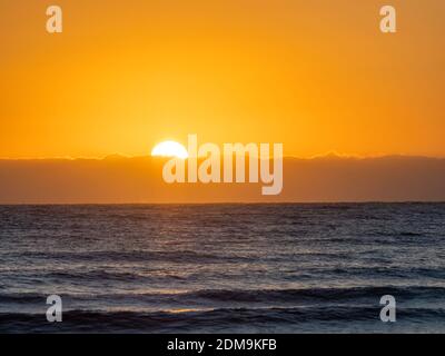 Coucher de soleil orange qui donne sur le golfe du Mexique depuis l'île de Sanibel Floride aux États-Unis Banque D'Images