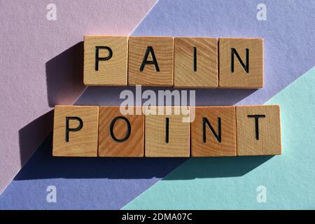 Pain point, expression de mot à la mode en lettres de l'alphabet en bois isolées sur fond de couleur Banque D'Images